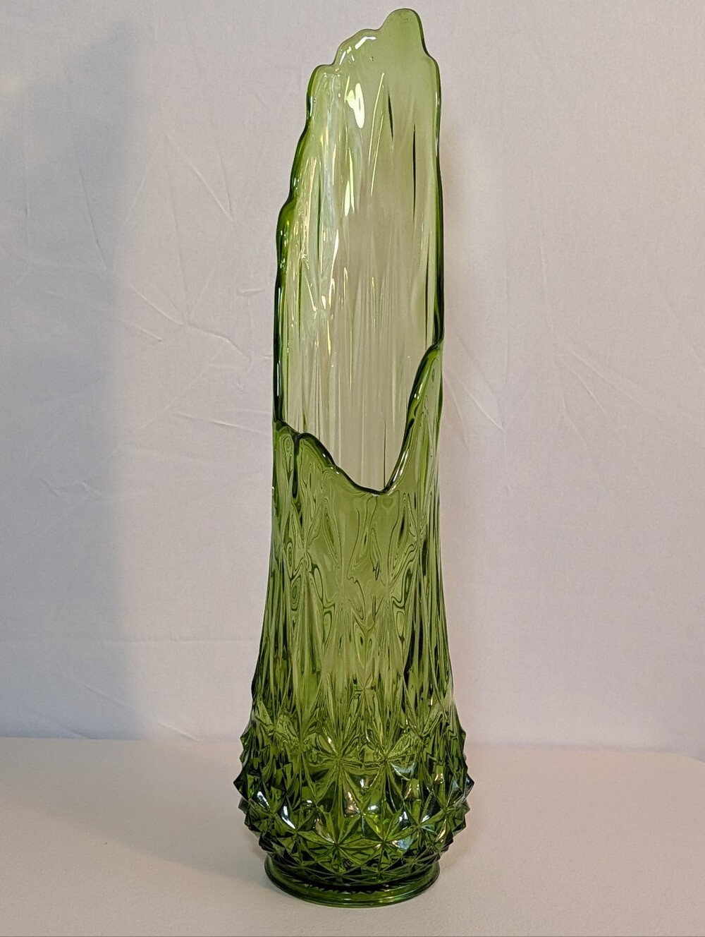 L.E. Smith Glass Swung Vase Avocado Green Point Diamond Butt Pineapple
